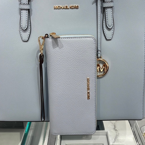 MICHAEL KORS LARGE TRAVEL CONTINENTAL WRISTLET WALLET PHONEHOLDER 
Vista Blue - Picture 2 of 16